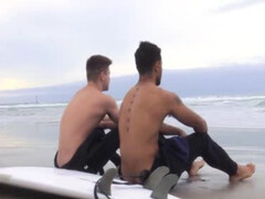 Мулат с татухами на теле трахает незнакомца в отеле на постели