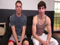 Худой спортсмен сосет и сольно дрочит одной рукой