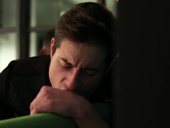 Негр с кубиками на теле отодрал красивого парня