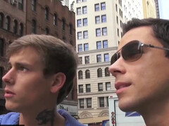 Молоденькие геи страстно целуются перед фотографом