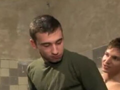 Ненасытный мачо скачет на толстом пенисе гея