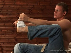 Красивый парниша сольно дрочит крупным планом в спальной