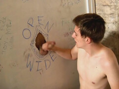 Красивый мальчик сделал незнакомцу минет через дырку в стене