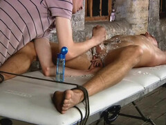 Брюнет обиделся на друга и грубо отсосал член поливая его воском