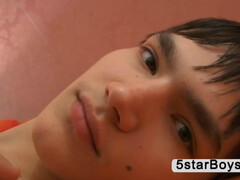 Смазливый брюнет дрочит елдак закрывшись в спальне от родителей